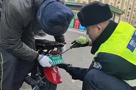 呼市交警提供暖心服务 上门为电动车挂牌赢好评丨教育整顿“大补课”典型案例图片