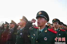 直击武警海南总队举行新兵授衔仪式图片