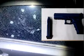 不满开车插队被闪大灯 司机拿BB枪将对方车打成蜂窝图片