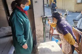 “弹棉花”生意好起来了！天冷催“热”棉被加工图片