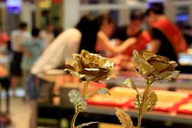 中国大妈后继有人，90后疯狂薅金：一口气豪买27件图片