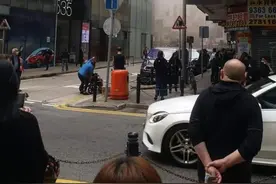 香港铜锣湾世贸中心突发大火，约100人在平台等待救援，有2人受伤图片