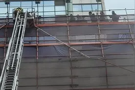 香港闹市铜锣湾突发大火 逾百人被困大楼天台图片