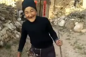 官方回应老奶奶用马腿当义肢：系木制品，将指导其正确使用义肢图片