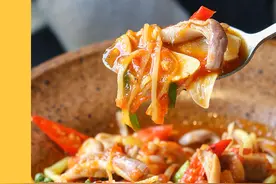 蹲守2小时，建议这家傣味馆公证摇号图片