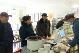 70岁以上老人每人每月补贴150元！潍坊市坊子区幸福餐厅让老人吃上“暖心三餐”图片