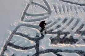 芬兰一位建筑设计师在冰雪覆盖的湖面上画出一只90米高的狐狸图片