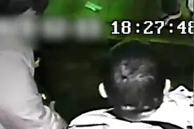 残疾小伙独自搭乘公交，司机下车与乘客合力抬轮椅视频封面