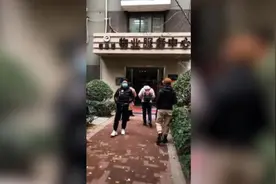 小区流浪狗遭几名保安断头扒皮，警方介入视频封面