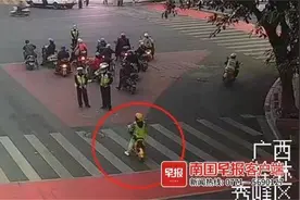 刑拘！桂林一女子骑共享电动车走机动车道，被查后竟抓伤交警图片