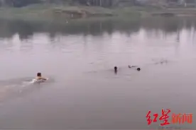 女子落水呼救被群众接力救起 家属陪她登门致谢，两名救人者婉拒感谢金图片