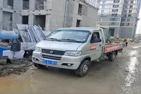 货车进工地装货被砸受损 谁担责？图片