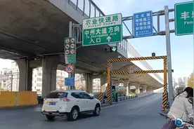 限高3.5米，可“百吨王”货车是咋开上郑州农业路高架的？回应来了