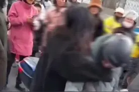 疑因买手机起争执，女孩当街手击母亲头盔，知情人：她妈当众数落她，女孩情绪崩溃了图片