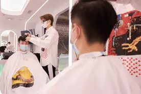 在这个寒冬为整日户外奔波的他们送上温暖！300家暖心美发店为外卖骑手提供专属理发服务图片