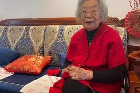 果然视频｜91岁“围巾奶奶”彭宜芬，连续五年将温暖送往山村图片