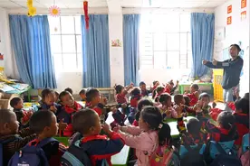 95后彝族女孩学成返乡教孩子们学普通话：尽全力帮他们走出大山视频封面