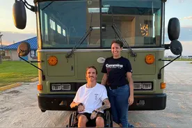 美国女子把旧大巴改造成房车，花了22万元，带残疾弟弟环游世界图片