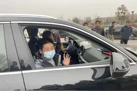 儿子，我们回家！孙海洋在千万网友祝福声中驱车回深圳图片