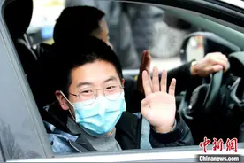 孙海洋一家三口启程返回深圳：还要继续帮助其他家庭寻子图片