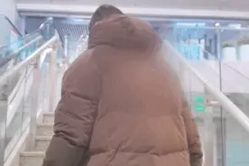 75岁爷爷逛故宫，这一幕让网友惊叹图片