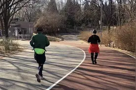 调查：要么挨冻要么负重，公园跑步您把外套都放哪儿？图片