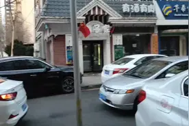 沈阳两女子街头厮打，引发长时间堵车图片