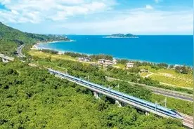 央媒看海南 | 人民日报海外版：坐着高铁去看海图片