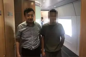 医生列车上救人！俯身救助生命的样子，温暖了整个车厢图片