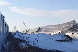 损失惨重！某光伏电站九成阵列被大雪摧毁图片