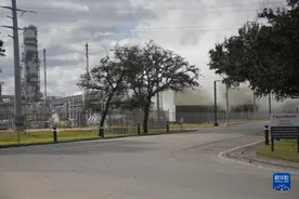 美国得州一炼油厂发生火灾致4人受伤 该公司尚未说明起火原因图片