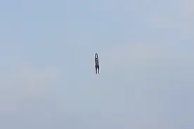 斯里兰卡一男子放风筝时未及时松手 被风筝带到十多米空中图片