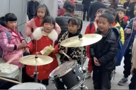 男孩街头表演架子鼓引大合唱：这就是音乐的魅力图片