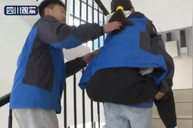 绵阳女生身患残疾 同班同学坚持两年背她上学图片