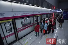 极目新闻尝鲜体验武汉地铁16号线，“最美观江地铁”上天入地再上天图片