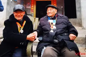 同一支部队出川抗战，两位同龄百岁抗战老兵“世纪相会”：越说越拢图片