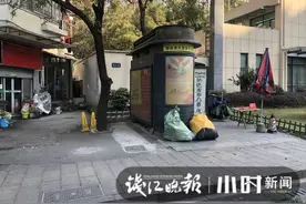 即将告别守了多年的街头报刊亭，杭州吴大伯舍不得说再见：有机会还想继续卖报图片