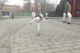 老年人的速度与激情！石景山有群玩轮滑的“银发族”图片