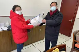 “红衣人”下车遗忘重要文件袋，700路公交职工冒严寒寻失主图片