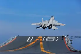 英媒关注首架弹射版歼-15战机亮相图片