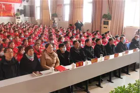 南阳市第三十二小学：道德模范进校园 传递弘扬正能量图片