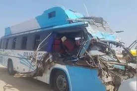 巴基斯坦两辆公交车相撞 已致至少2死15伤图片