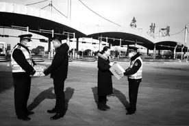 “华商记者帮”联系后救命药送到病人手中图片