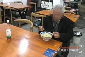 八旬老人深夜来店，一碗反复烧了3次的面条，藏着90后店主的暖意​图片