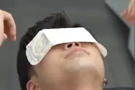 男子将卫生巾当眼罩脚垫，高洁丝就广告致歉：未经品牌方审核图片