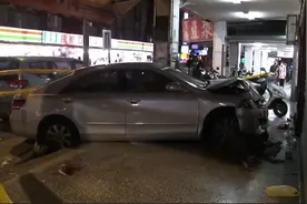 2岁孙子从座椅上跌落 70岁司机紧张失控撞死路边摊贩图片