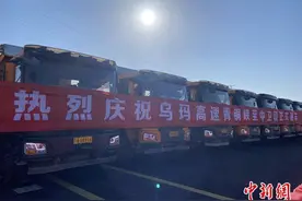 中国首条穿越腾格里沙漠腹地的高速公路通车图片