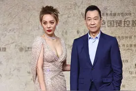 宁静低胸高衩亮钻裙登红毯 王学圻担当护花使者图片