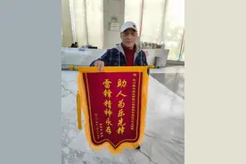 好的哥热心肠：路遇市民车坏了，他修；轮椅奶奶回家路不好走，他送图片