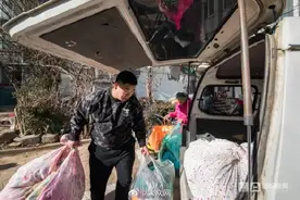 90后夫妻回收旧衣日入千元 被调侃称“济南破烂王”图片